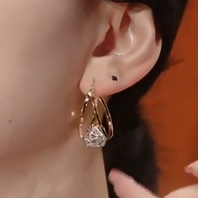 đ 50% RABATT NU! âš ĂrhĂ€ngen med dubbla ringar & glittrande zirkonia-kulor â Eleganta & lĂ€tta â Perfekta för vardag eller fest â sĂ€ker lĂ„smekanism âš