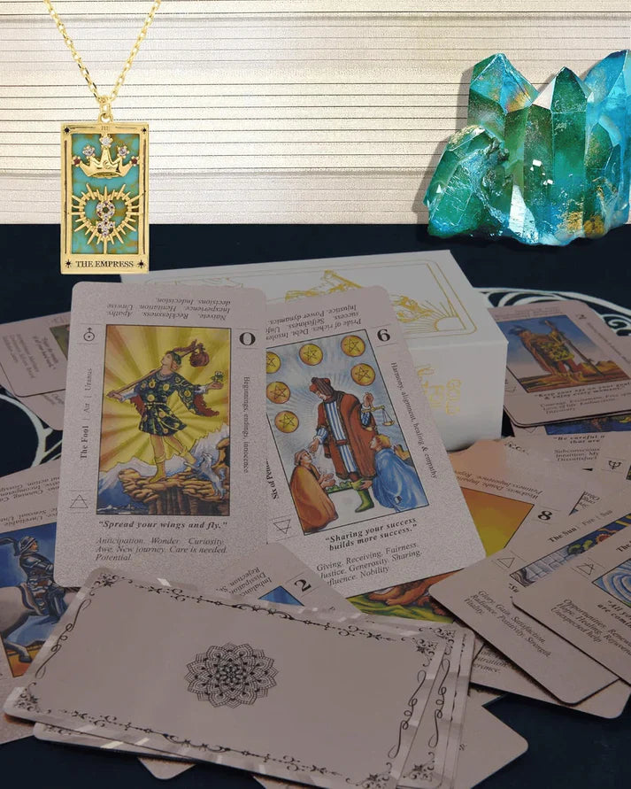 🔮 50% RABATT NU! ✨ Lyxig Gyllene Tarotkortlek – Inklusive Guidebok, Svart Sammetspåse & Spådomskort 🎴📖