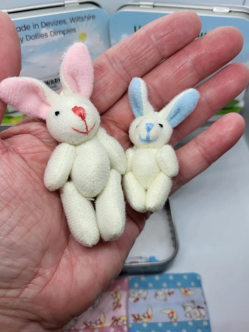 🔥Bästa påskpresenten - 60% RABATT! 🎁🐇Mummy Bunny Mini Plyschfickask i Plåt