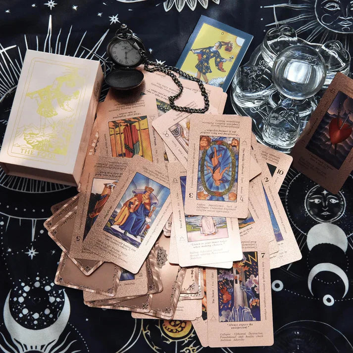 🔮 50% RABATT NU! ✨ Lyxig Gyllene Tarotkortlek – Inklusive Guidebok, Svart Sammetspåse & Spådomskort 🎴📖