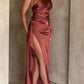 Passar dina kurvor Satin One Shoulder Drape Slit Maxi Dres