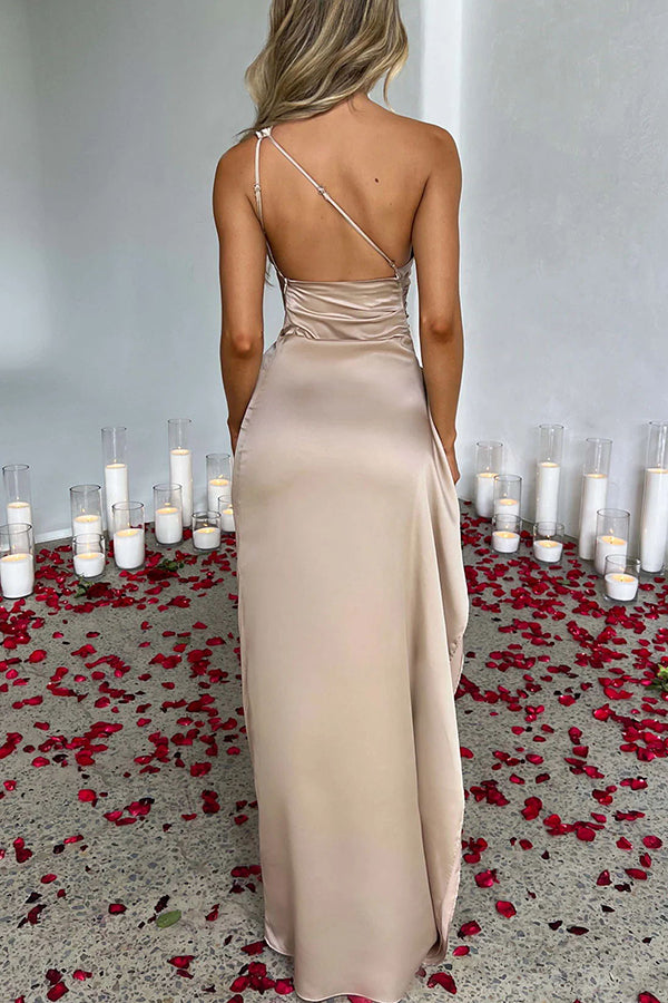 Passar dina kurvor Satin One Shoulder Drape Slit Maxi Dres