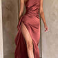 Passar dina kurvor Satin One Shoulder Drape Slit Maxi Dres