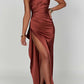 Passar dina kurvor Satin One Shoulder Drape Slit Maxi Dres