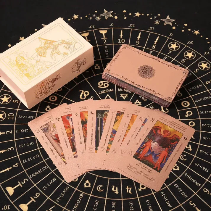 🔮 50% RABATT NU! ✨ Lyxig Gyllene Tarotkortlek – Inklusive Guidebok, Svart Sammetspåse & Spådomskort 🎴📖