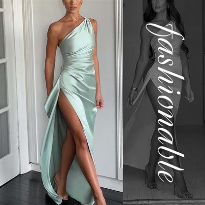 Passar dina kurvor Satin One Shoulder Drape Slit Maxi Dres