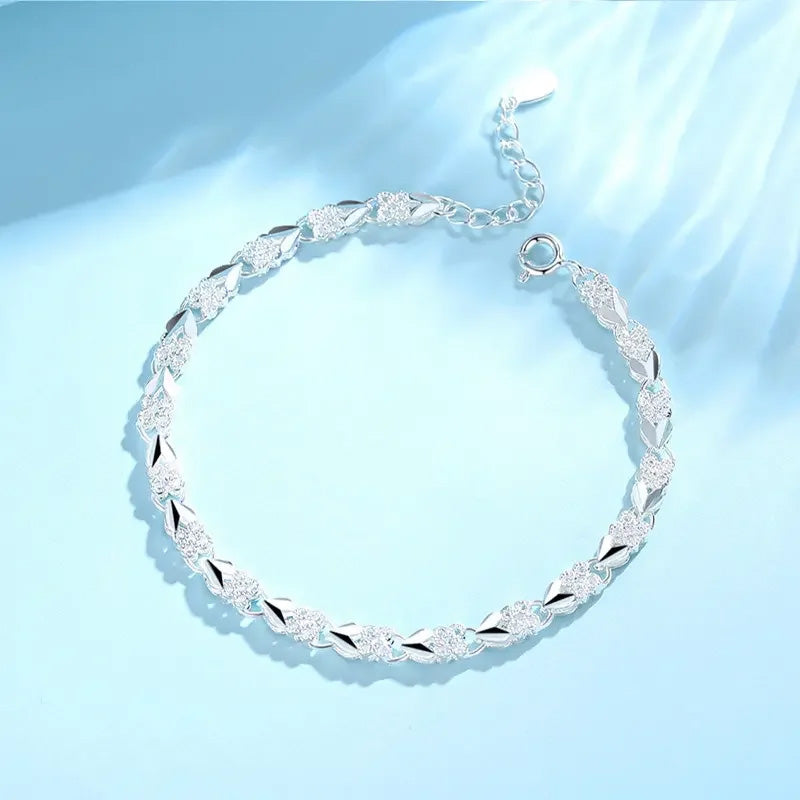 🎉✨ 50 % rabatt！Elegant gnistrande Lucky Clover Armband, Smycke för kvinnor