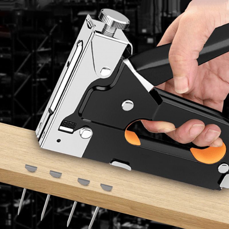 🔨 50% RABATT NU! 🛠️ 3-i-1 Träarbete Häftpistol – Manuell Metallverktyg för Klädsel & DIY – Justerbart Tryck & Stötdämpning 🪑