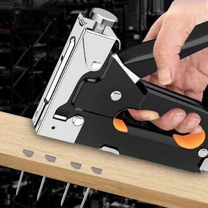 🔨 50% RABATT NU! 🛠️ 3-i-1 Träarbete Häftpistol – Manuell Metallverktyg för Klädsel & DIY – Justerbart Tryck & Stötdämpning 🪑