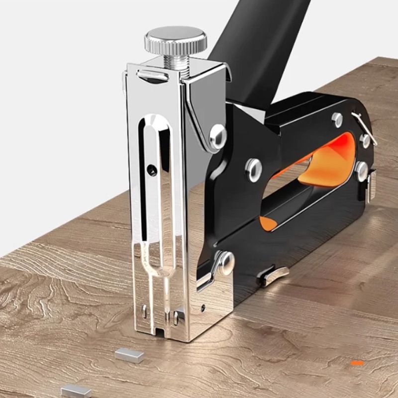 🔨 50% RABATT NU! 🛠️ 3-i-1 Träarbete Häftpistol – Manuell Metallverktyg för Klädsel & DIY – Justerbart Tryck & Stötdämpning 🪑