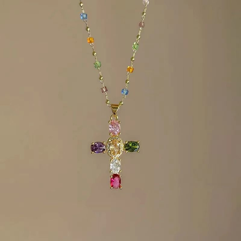 💎 50% RABATT NU! ✝️ Färgglatt Halsband med Korshänge i Strass – Livfull Gnista, Justerbar Längd & Meningsfullt Statement ✨