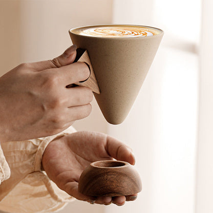 Vintage kaffemugg med trähandtag och träfat