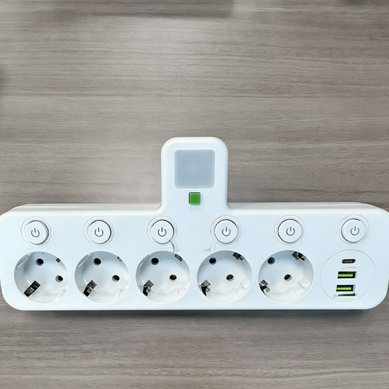 🛡️Elektrisk säkerhet garanterad! Smart grenuttag med USB-portar och flera säkerhetsfunktioner för sinnesro. 👍
