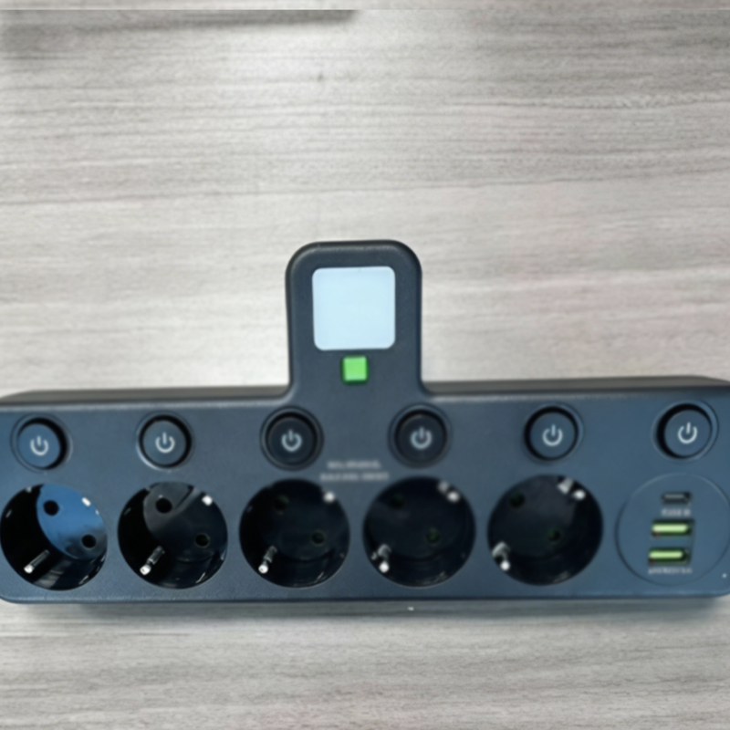 🛡️Elektrisk säkerhet garanterad! Smart grenuttag med USB-portar och flera säkerhetsfunktioner för sinnesro. 👍