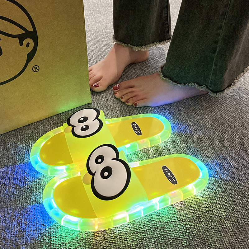 🐧 50% RABATT NU! 💡 LED Tecknad Tofflor – Livfull Ljusande Sula & Söt Pingvin Design – Flexibel PVC & Enkel Slip-On 🏠