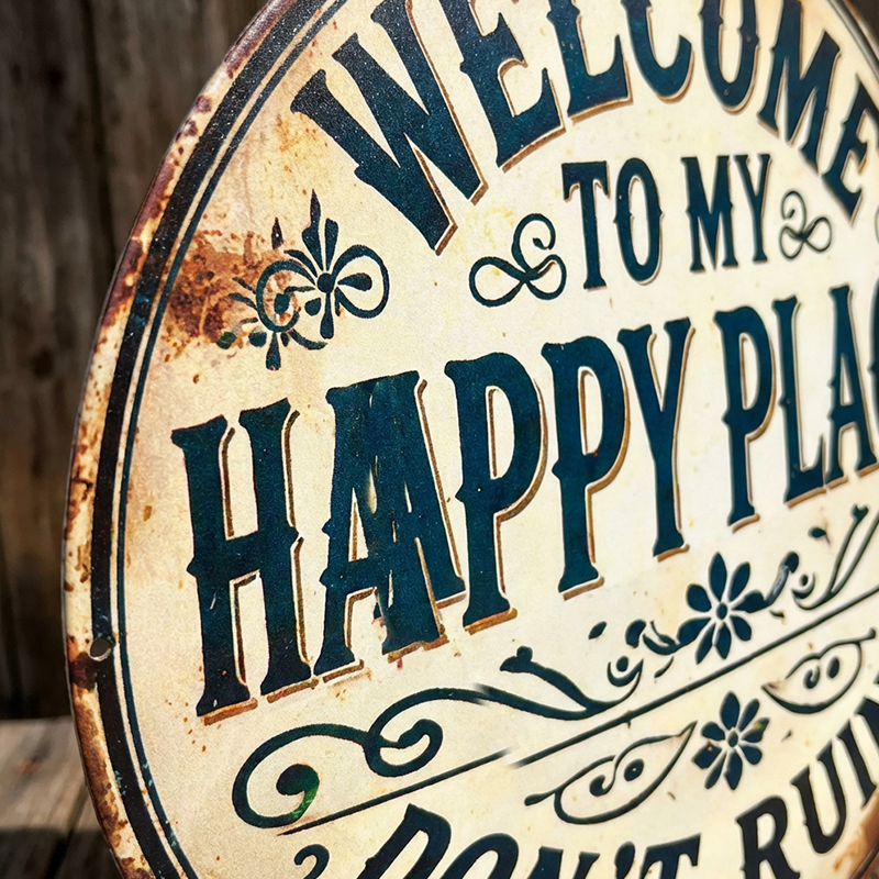 🖼️ 50 % RABATT JUST NU! ⚡ Vintage-skylt i metall med texten ”Happy Place” – rustik inredning, slitstark metall och färdig att hängas upp 🏡