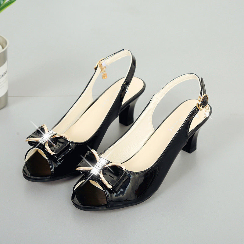 👡 50% RABATT NU! 🎀 Kvinnors Eleganta Peep-Toe Slingback Sandaler – Rosedetalj, Mellanklack & Justerbar Rem ✨