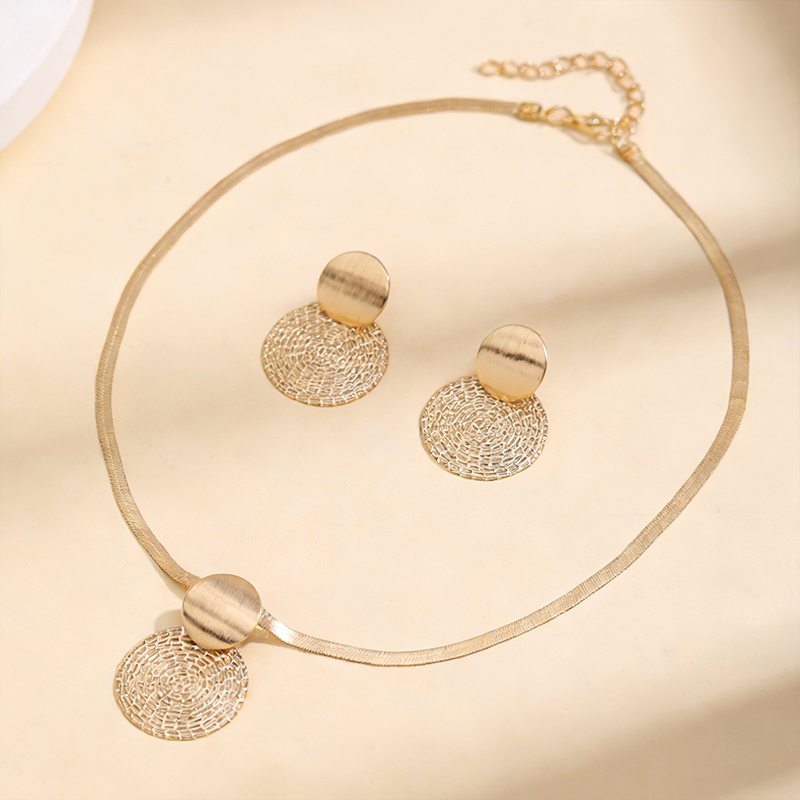 Set med halsband och örhängen i modern chic-stil