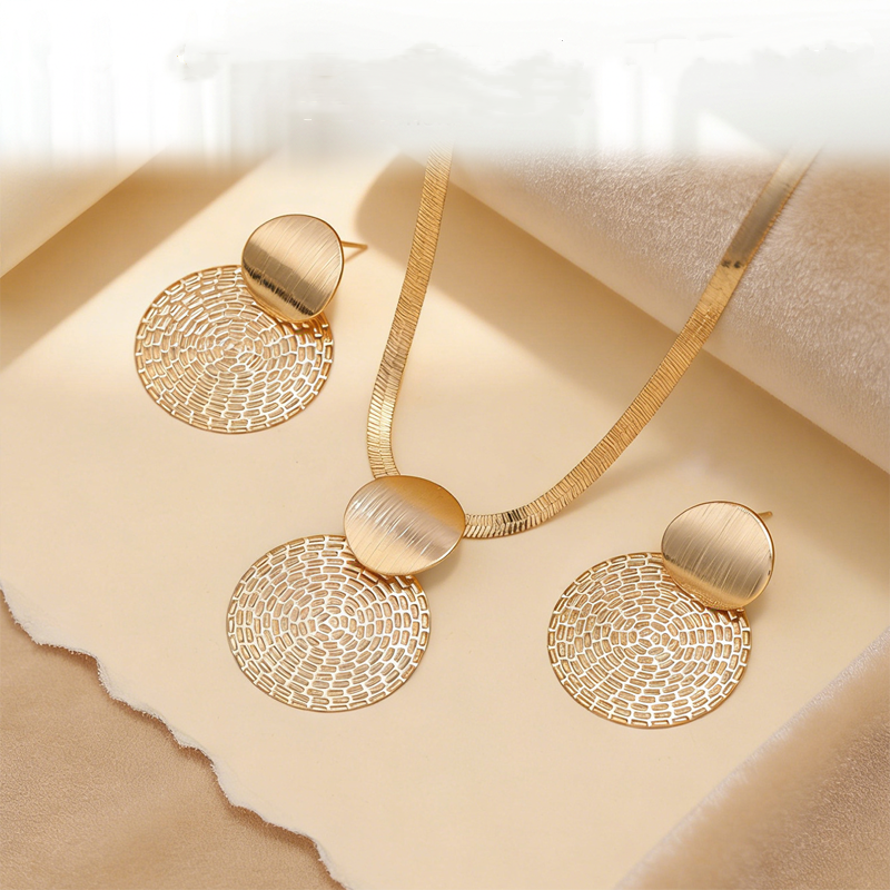 Set med halsband och örhängen i modern chic-stil