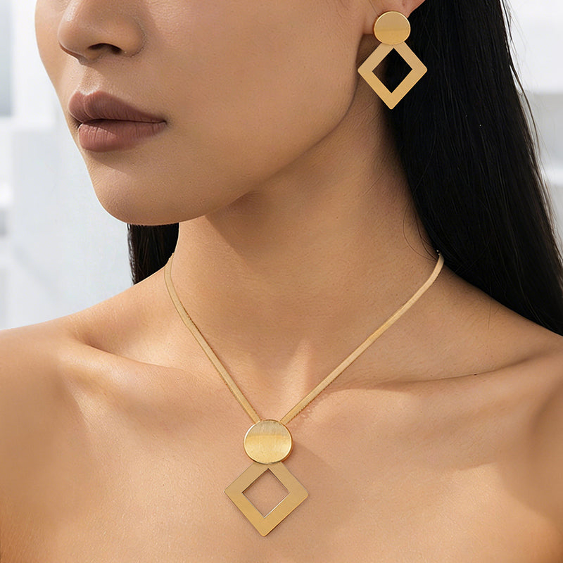 Set med halsband och örhängen i modern chic-stil