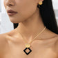 Set med halsband och örhängen i modern chic-stil
