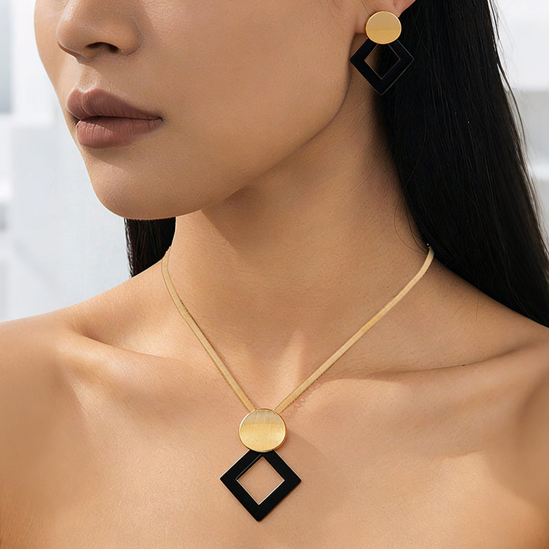 Set med halsband och örhängen i modern chic-stil