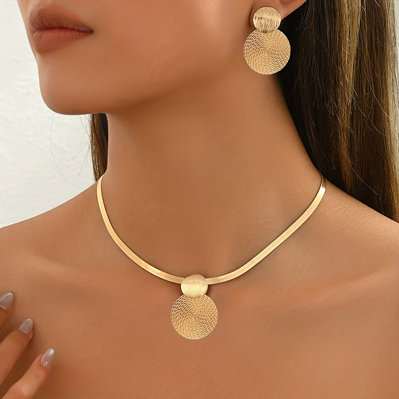 Set med halsband och örhängen i modern chic-stil